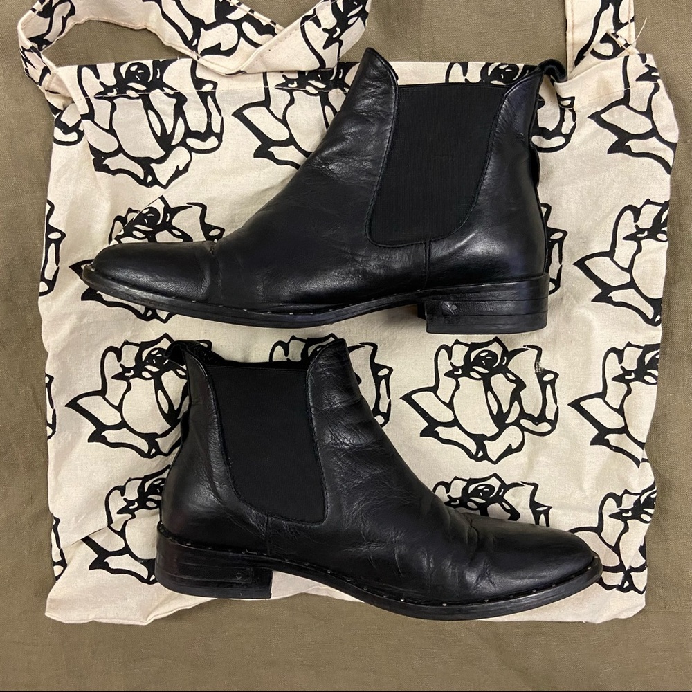 Freda Salvador Chelsea boot. Size 6/5.5. Black. - Picture 2 of 6